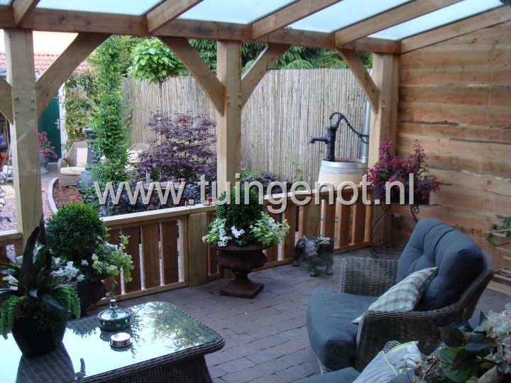 eiken veranda vanuit huis.JPG
